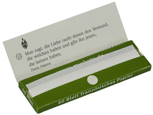 Eine teilweise geöffnete Packung Muskote Grün Drehpapier enthüllt im Inneren ein Zitat von Denis Diderot. Diese grüne Packung von Muskote enthält 60 Blätter, die mit jeder Rolle die Eleganz Frankreichs verkörpern.