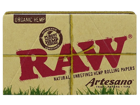 Eine Packung RAW Artesano Organic Hemp 1 1/4 bietet 15 Heftchen mit je 32 natürlichen, unraffinierten Hanfpapieren, Tips und einer Drehunterlage, alles auf beigem Untergrund mit Kordeldesign.