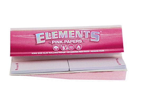 Eine geöffnete Packung Elements Paper „Connoisseur“ Pink zeigt Zigarettenpapier und Tips im Inneren. Die farbenfrohe Verpackung zeigt „Elements Paper“, „King Size Slim“ und enthält 33 Blätter pro Packung mit Akaziengummi.